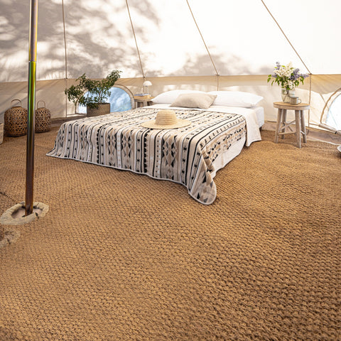 Half -moon -shaped carpet for glamping tent