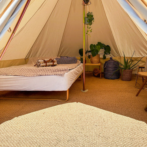 Half -moon -shaped carpet for glamping tent