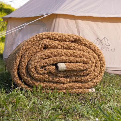 Half -moon -shaped carpet for glamping tent