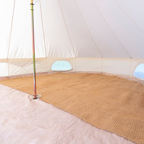 Half -moon -shaped carpet for glamping tent